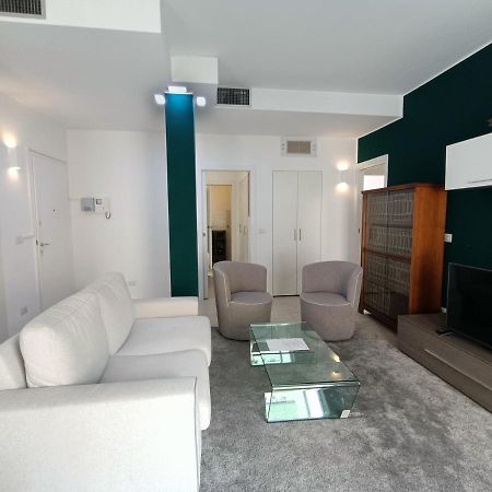 Appartement Joivy Elegant Flat For 6 With 2 Balconies à Milan Extérieur photo